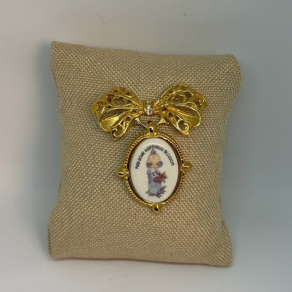 Vintage Precious Moments 1999 “May Your Happiness Blossom” Gold Tone Bow Brooch - Picture 2 of 5